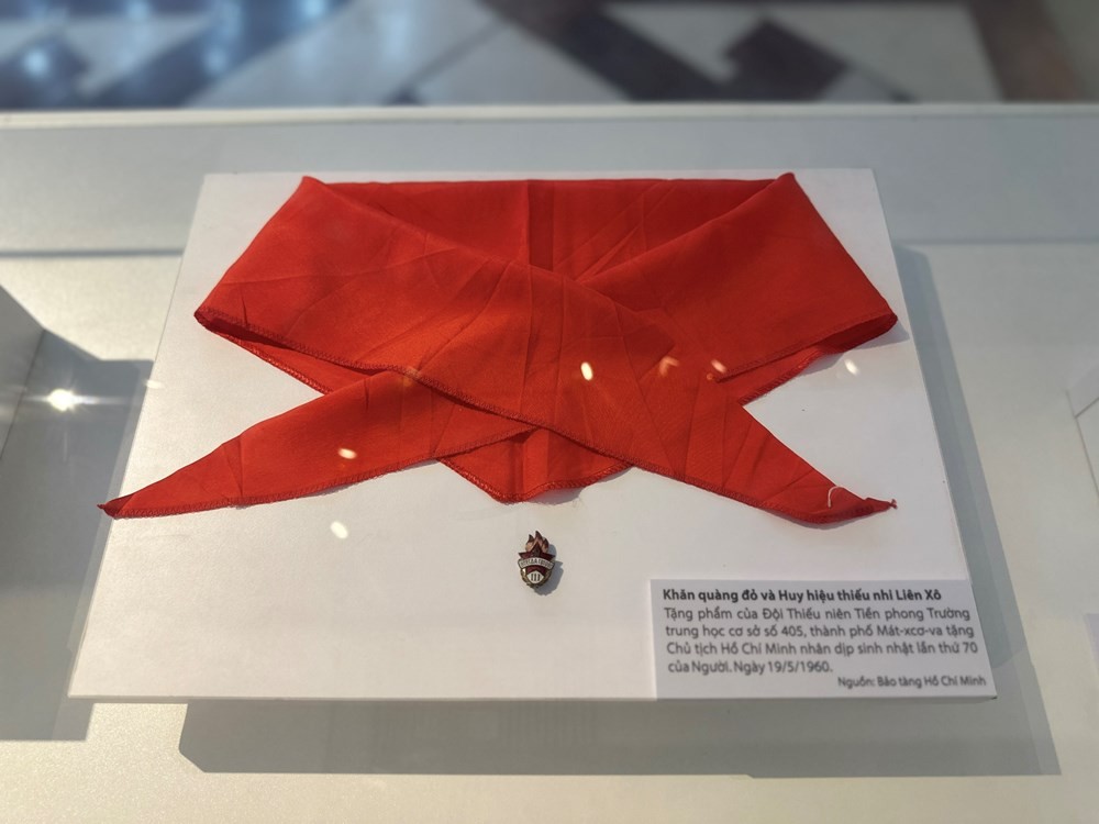 Khăn quàng đỏ và Huy hiệu thiếu nhi Liên Xô (Tặng phẩm của Đội Thiếu niên Tiền phong Trường THCS số 405, TP Moskva tặng Chủ tịch Hồ Chí Minh nhân dịp sinh nhật lần thứ 70 của Người, 19/5/1960)