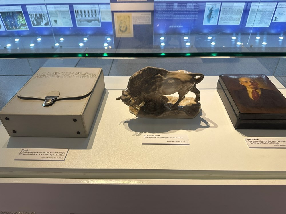 Quà của các đoàn thể Liên Xô tặng Chủ tịch Hồ Chí Minh