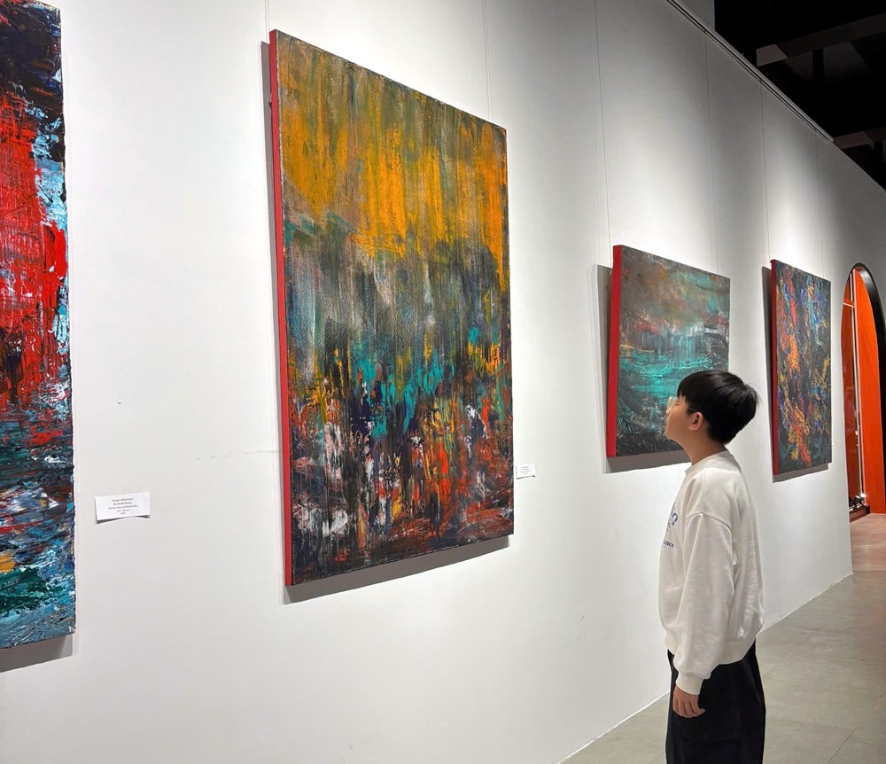 Khách tham quan triển lãm. Ảnh: BTC