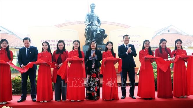 Các đại biểu thực hiện nghi thức cắt băng khai trương trưng bày “Đại thi hào Nguyễn Du - ngàn năm nhớ mãi”. Ảnh: TTXVN