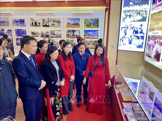Các đại biểu tham quan không gian trưng bày “Đại thi hào Nguyễn Du - ngàn năm nhớ mãi”. Ảnh: TTXVN