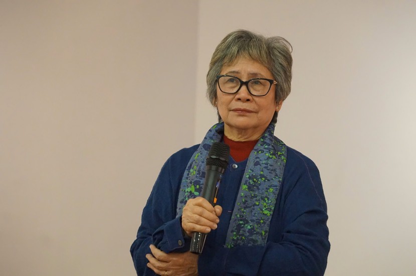 Họa sĩ Nguyễn Thị Quế phát biểu tại lễ khai mạc triển lãm cá nhân. Ảnh: BTC