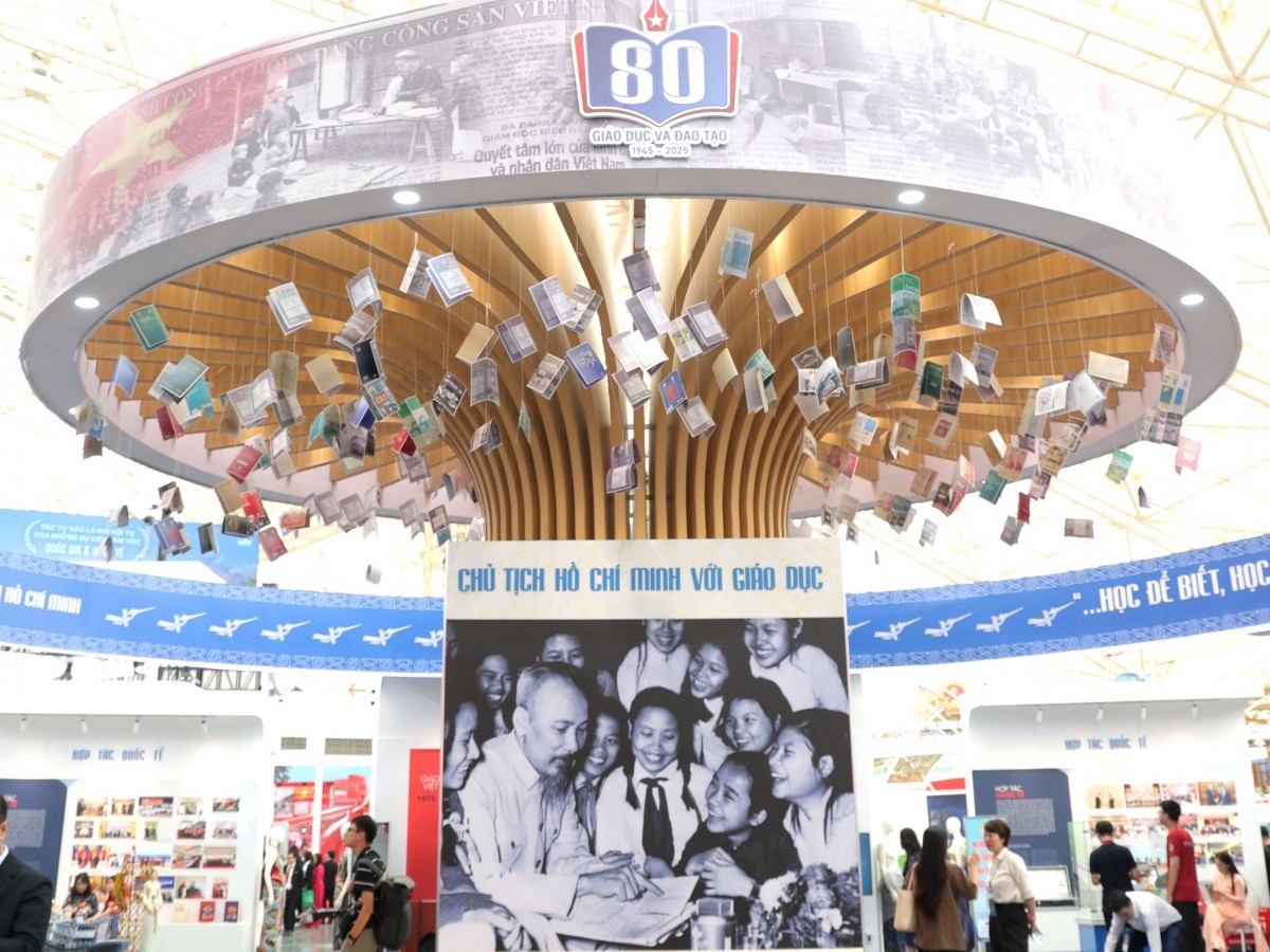Nhà xuất bản Giáo dục Việt Nam tham gia Triển lãm Thành tựu đất nước