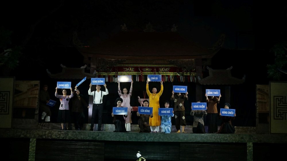 Không gian 36 phố phường Hà Nội được tái hiện sinh động trong chương trình nghệ thuật “Cảm xúc Long Thành”. Ảnh: BTC