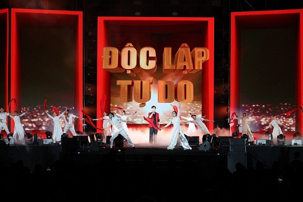 dac sac chuong trinh nghe thuat anh duong