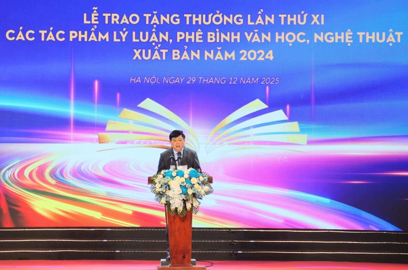 PGS.TS Nguyễn Thế Kỷ, Phó Chủ tịch Hội đồng Lý luận Trung ương, Trưởng Ban Lý luận phê bình Văn học nghệ thuật phát biểu khai mạc buổi lễ. Ảnh: P.V