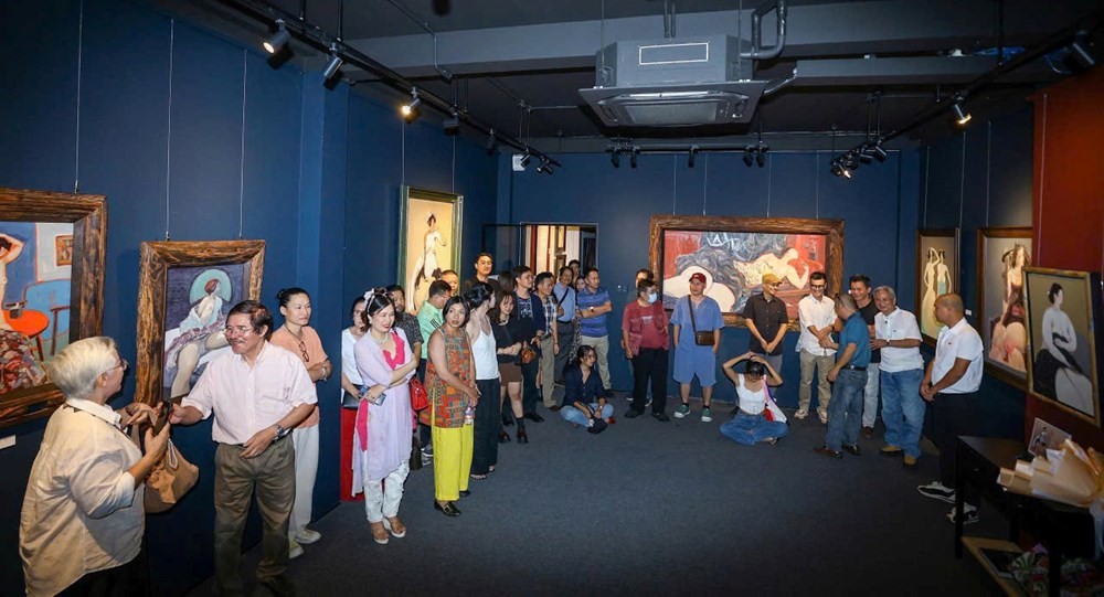 Triển lãm tranh sơn dầu “Sắc thân” của họa sĩ Đặng Văn Tứ