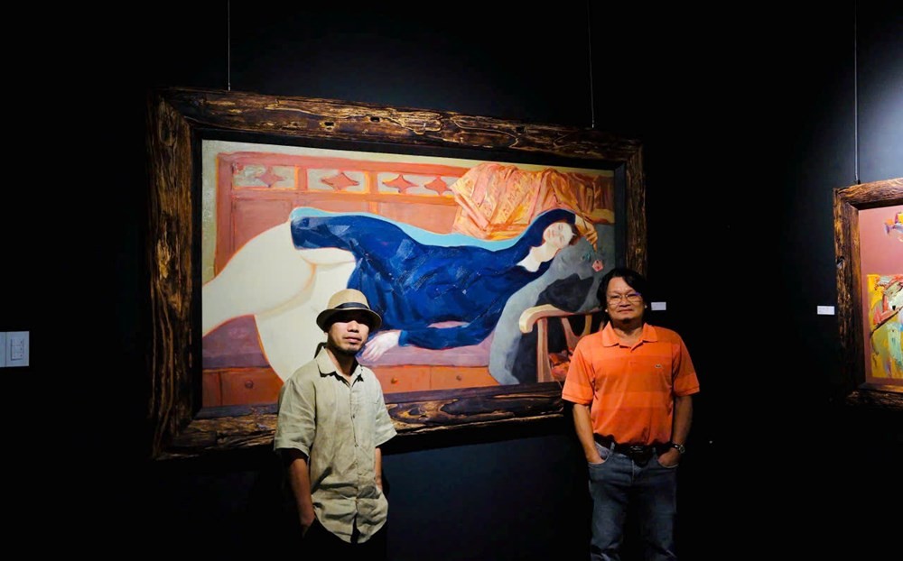 Họa sĩ Tứ Rô (bên trái) và giám tuyển Phan Trọng Văn (bên phải). Ảnh: BTC