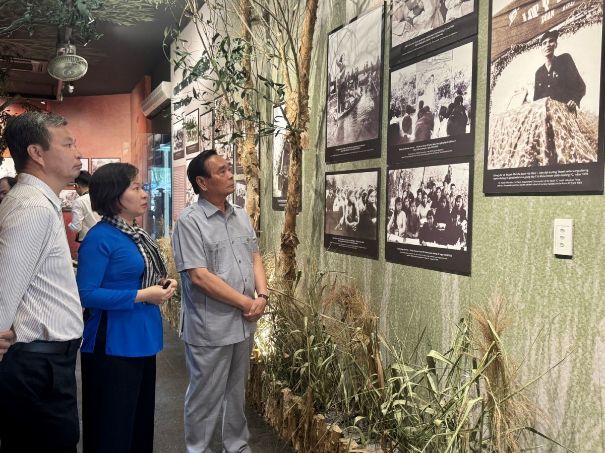 Đại tướng Lê Hồng Anh, nguyên Bộ trưởng Bộ Công an và các đại biểu, khách mời lắng nghe thuyết minh về các nội dung trưng bày. Ảnh: BTC