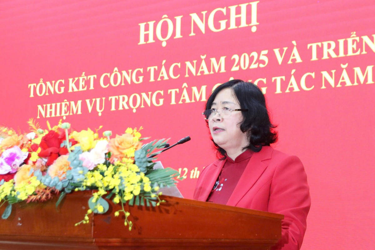 Đồng chí Bùi Thị Minh Hoài, Bí thư Đảng ủy MTTQ, các đoàn thể Trung ương, Chủ tịch Ủy ban Trung ương MTTQ Việt Nam phát biểu tại Hội nghị. Ảnh: BTC