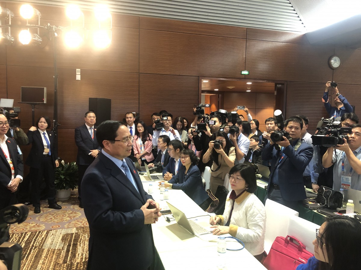 Thủ tướng Chính phủ Phạm Minh Chính đến động viên, thăm hỏi các nhà báo, phóng viên tại Trung tâm Báo chí Đại hội.