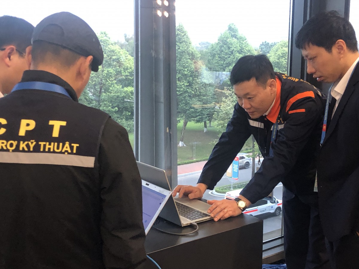 Đội hỗ trợ kỹ thuật cho các nhà báo, phóng viên tại Trung tâm báo chí.