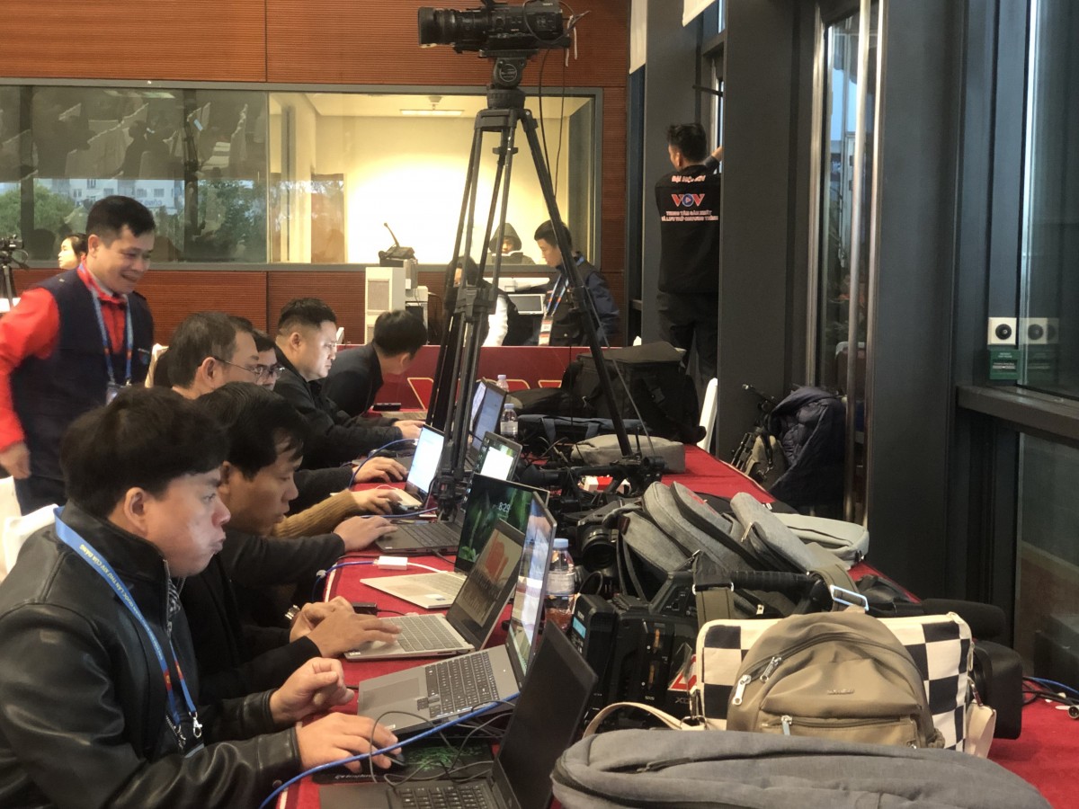 Các phóng viên tác nghiệp tại Trung tâm Báo chí Đại hội.