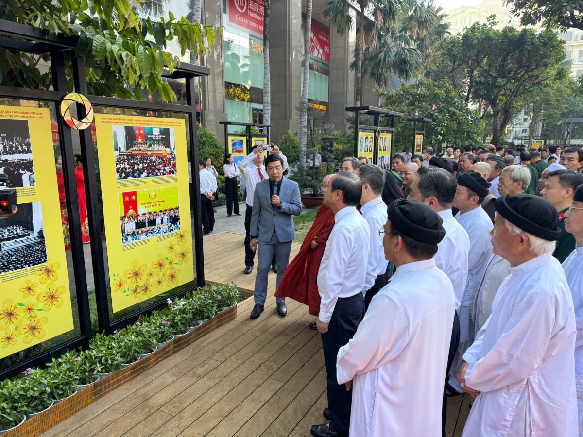 Khai mạc Triển lãm ảnh "Dân tộc anh hùng, Đảng quang vinh, Bác Hồ vĩ đại"