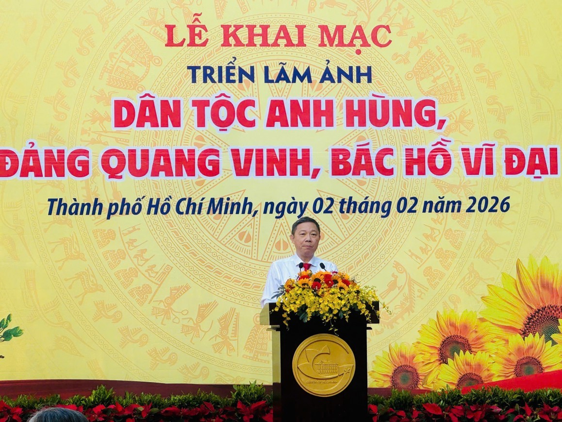 Khai mạc triển lãm ảnh "Dân tộc anh hùng, Đảng quang vinh, Bác Hồ vĩ đại"