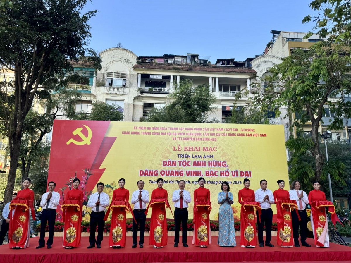 Khai mạc Triển lãm ảnh "Dân tộc anh hùng, Đảng quang vinh, Bác Hồ vĩ đại"