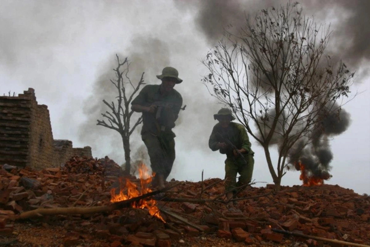Mùi cỏ cháy bên trận địa pháo