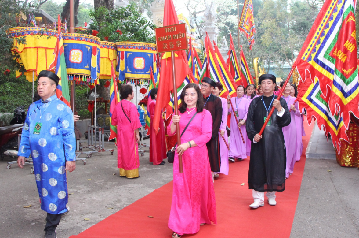 Rước lễ vật của Trại Xuân Biểu cung tiến. Ảnh: TT