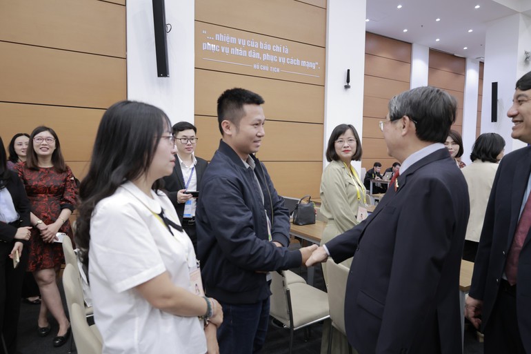 Báo chí tiếp tục phản ánh kịp thời, sinh động diễn biến cuộc bầu cử