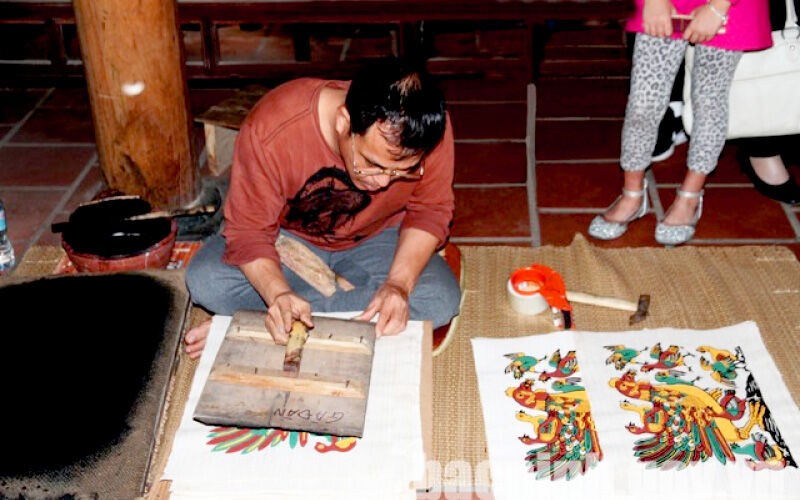 Nghệ nhân đang in tranh dân gian Đông Hồ.