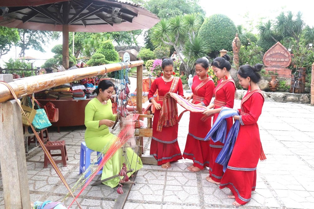 Thực hành dệt thổ cẩm Chăm Mỹ Nghiệp. Ảnh: BTC