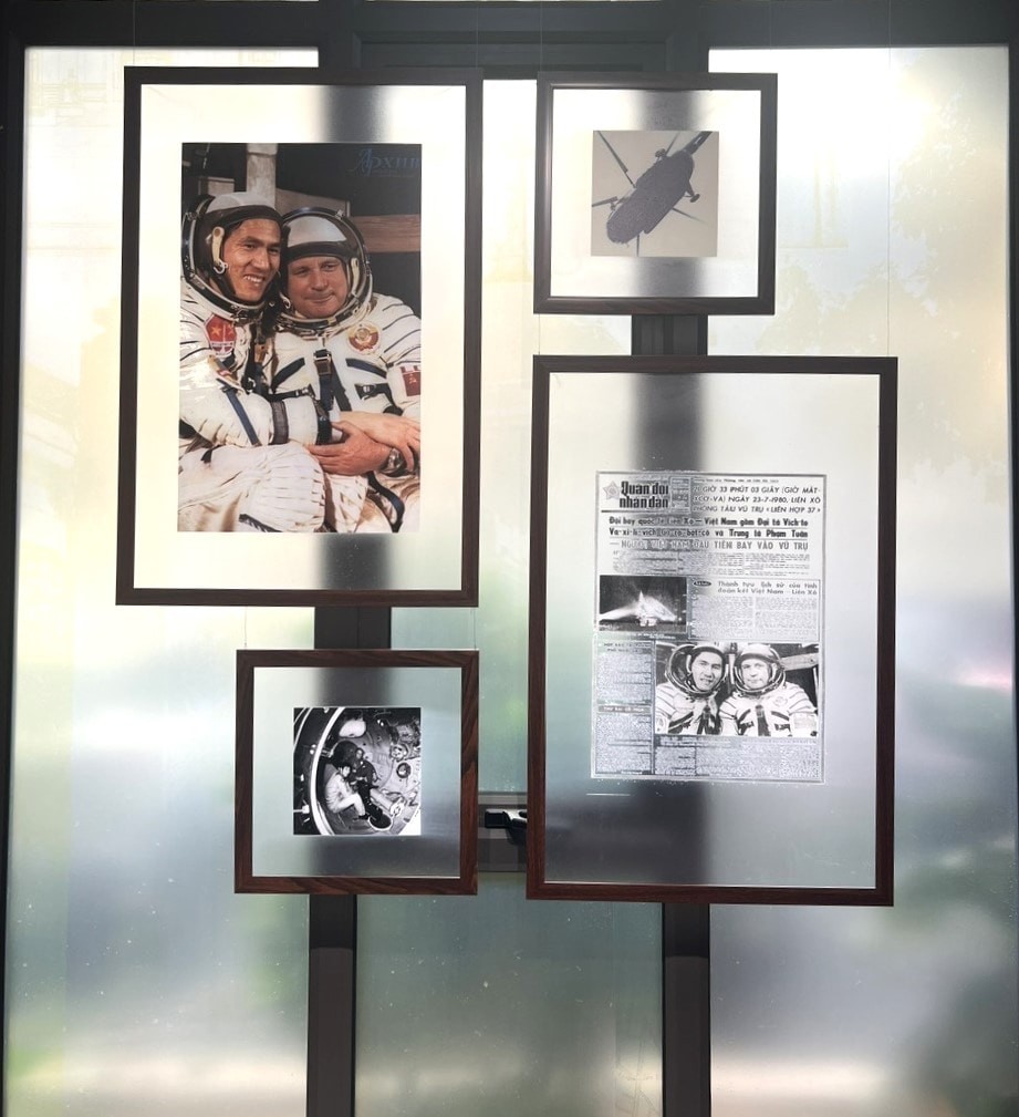 Trưng bày nhiều tài liệu lưu trữ quý được lựa chọn từ các cơ quan lưu trữ của Việt Nam và Liên bang Nga về sự kiện lịch sử. Ảnh: BTC