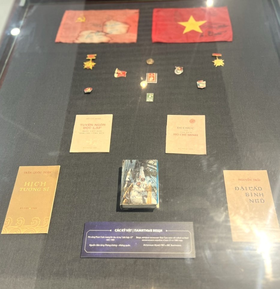 Những kỷ vật từng được Trung tướng, Anh hùng Lực lượng vũ trang nhân dân Phạm Tuân mang theo trong hành trình vào vũ trụ. Ảnh: BTC