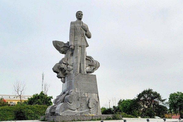 tong bi thu ha huy tap voi manh dat thanh sen