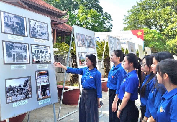 thanh hoa khai mac trien lam trung bay ve chu tich ho chi minh