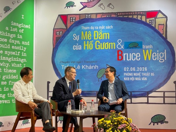 Nhà thơ Bruce Weigl cùng dịch giả Trần Lê Khánh chia sẻ về quá trình viết và chuyển ngữ tác phẩm.