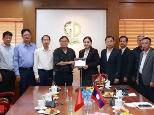 Nhà xuất bản Giáo dục Việt Nam đón tiếp và làm việc với Đoàn công tác Lào