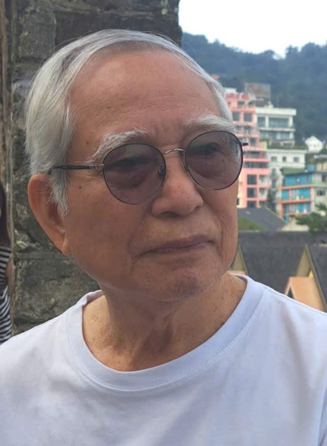 Phía sau cổng làng