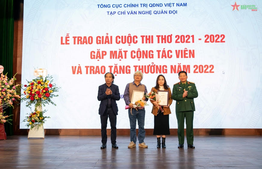 Tạp chí Văn nghệ Quân đội trao giải cuộc thi thơ 2021 – 2022