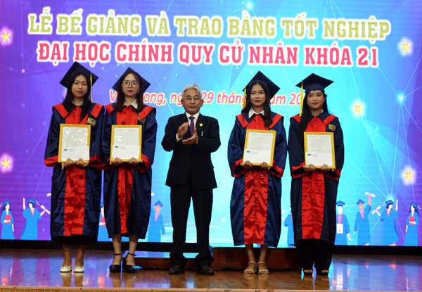 Trường Đại học Cửu Long: trao bằng tốt nghiệp cho gần 250 tân cử nhân hệ đại học chính quy