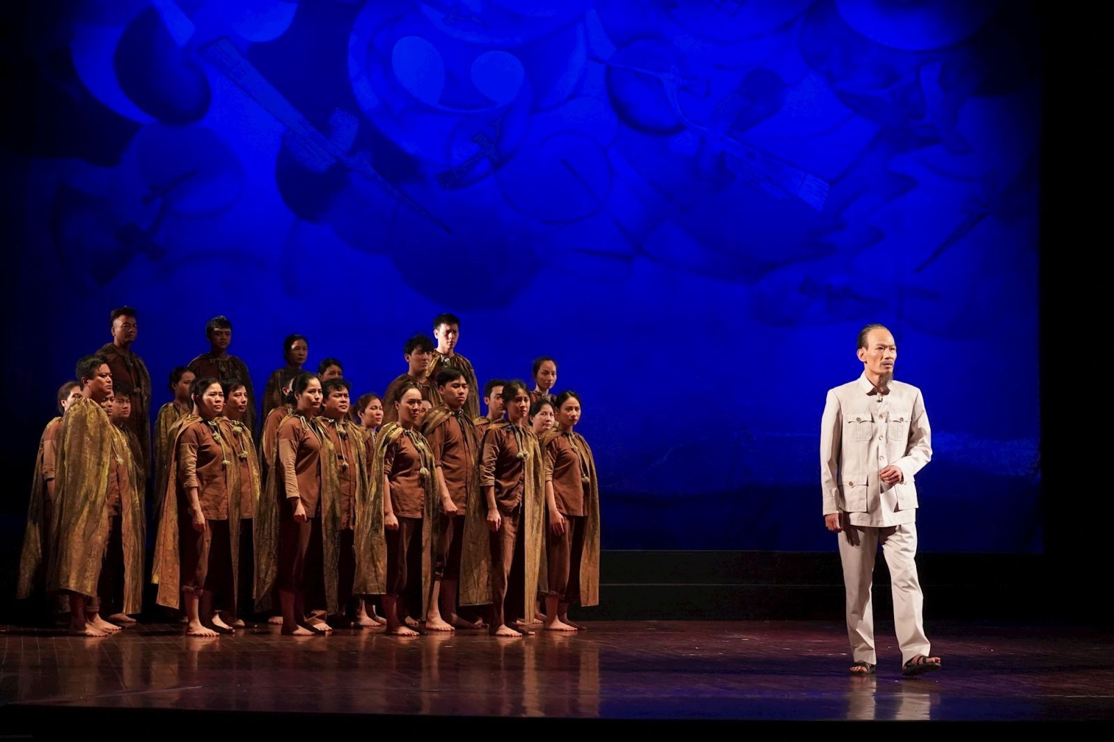 Chương trình nghệ thuật “Người đi dép cao su”  được công diễn tại Nhà hát Lớn- Hà Nội