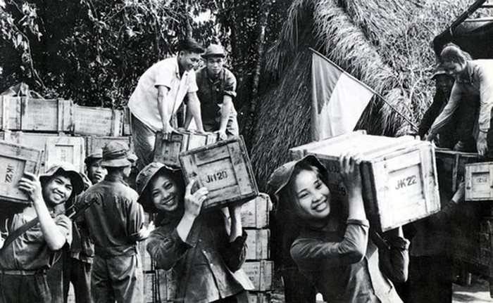 Tháng Tư năm ấy có ba mươi bảy ngày và những câu thơ trực tiếp