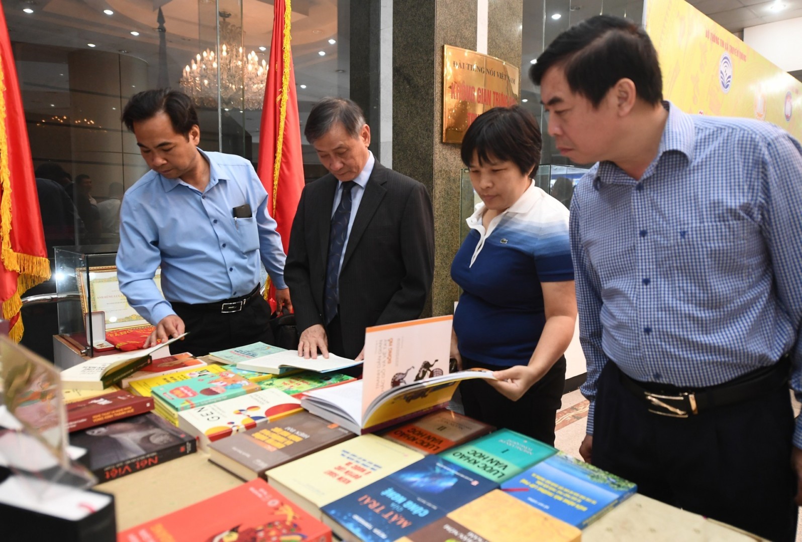 Bạn đọc tham gia đề cử &quot;Giải thưởng Sách quốc gia lần thứ 7 &quot;